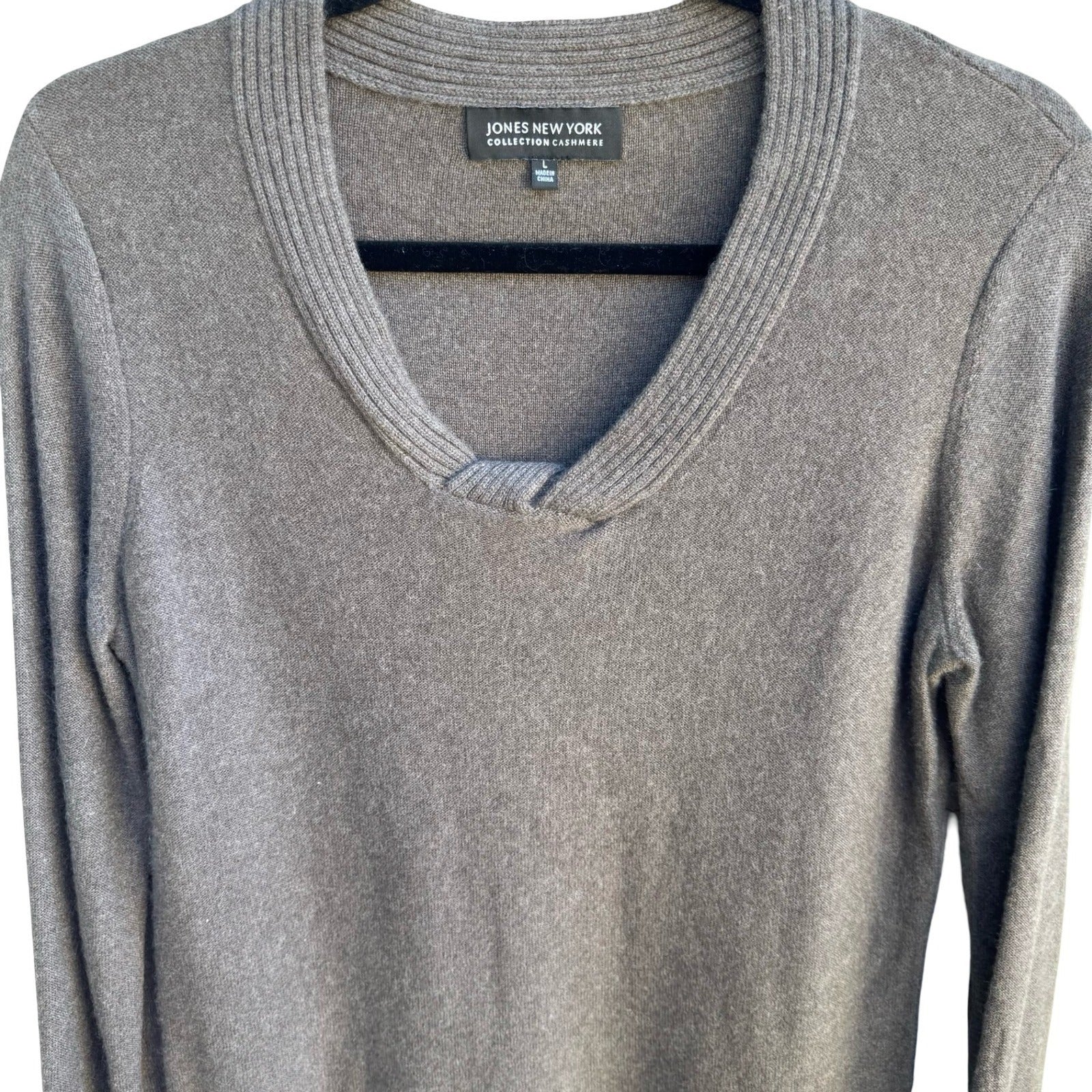 Jones New York Collection 100% Cashmere Minimalist Luxury V-Neck Knot Sweater L