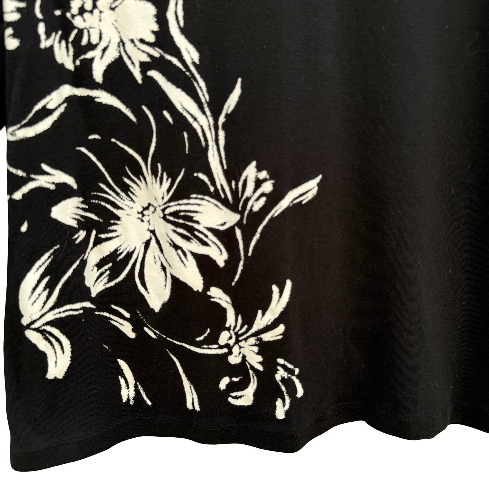 Chaps Womens Black Long Sleeve Floral Graphic Top L Preppy Minimalist Monochrome