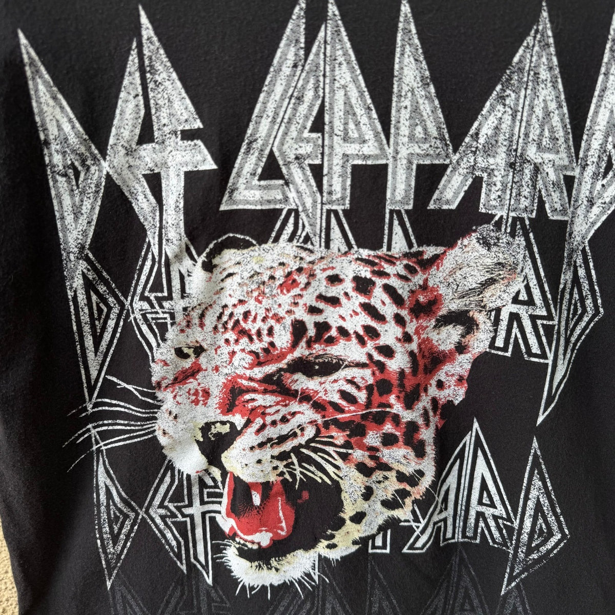 Def Leppard Graphic Leopard Logo 80s Rock Band Concert T-Shirt Black Womens XS