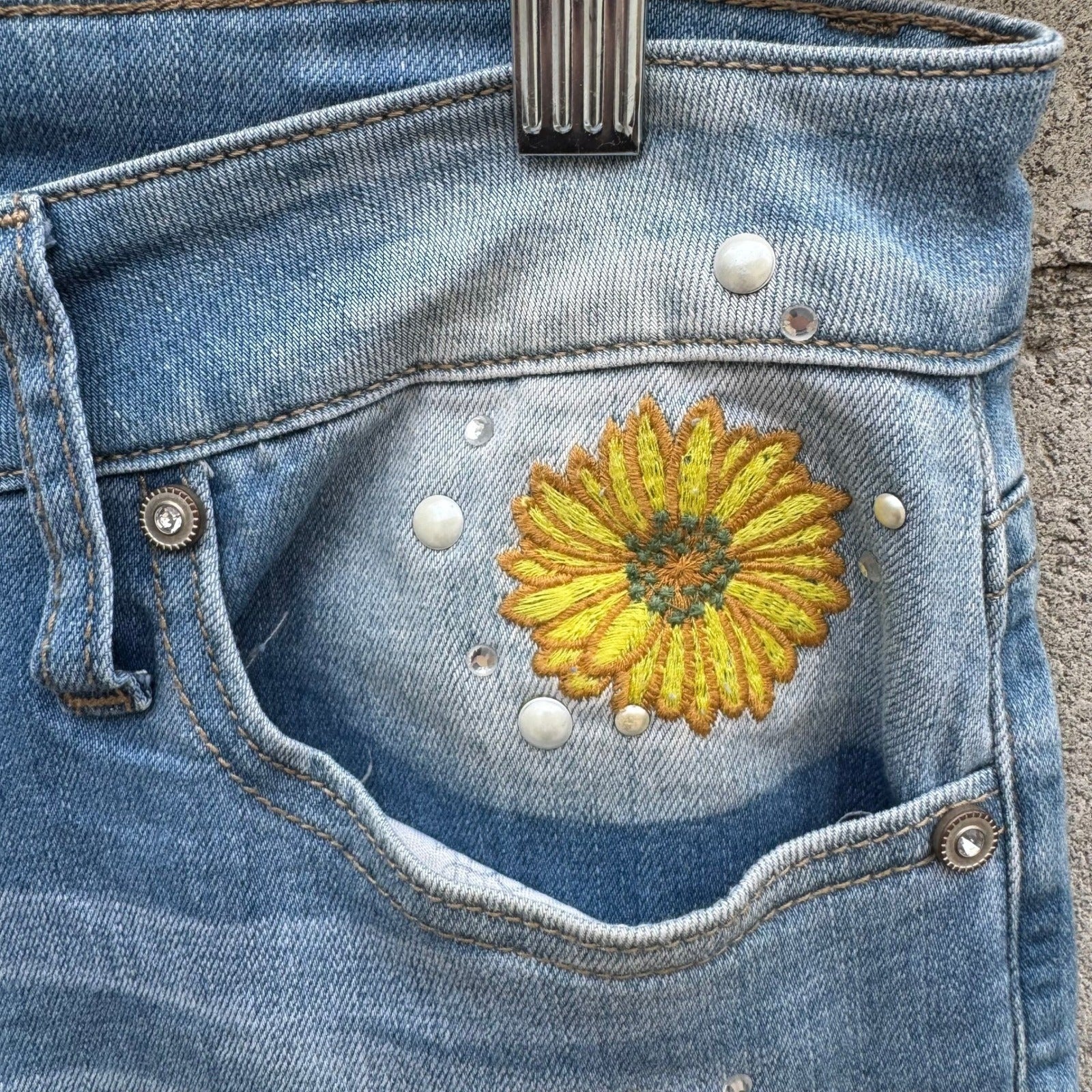 Hydraulic Nolita Curvy Bermuda Shorts Size 12 Sunflower Embroidered Pearl Denim