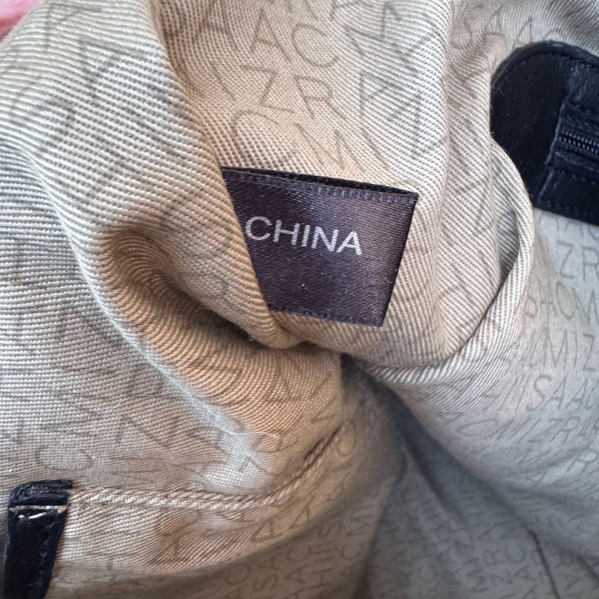 Isaac Mizrahi Quilted Black Leather Shoulder Bag Gold Chain Strap Logo Turn Lock