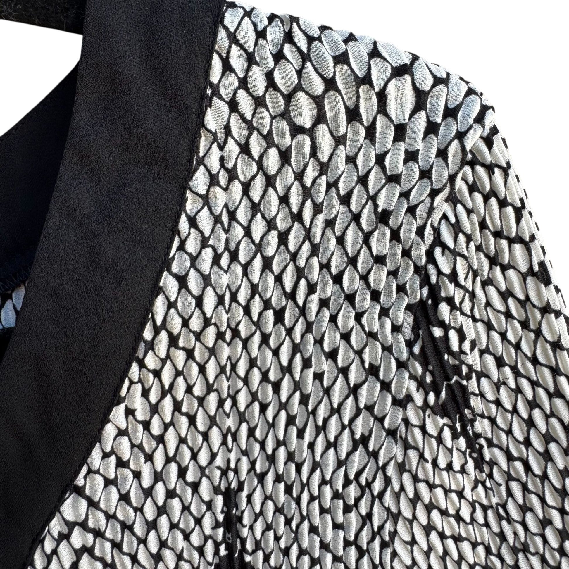 Nicola Petites Black White Snake Print Flared Sleeves V-Neckline Tunic Blouse PXL