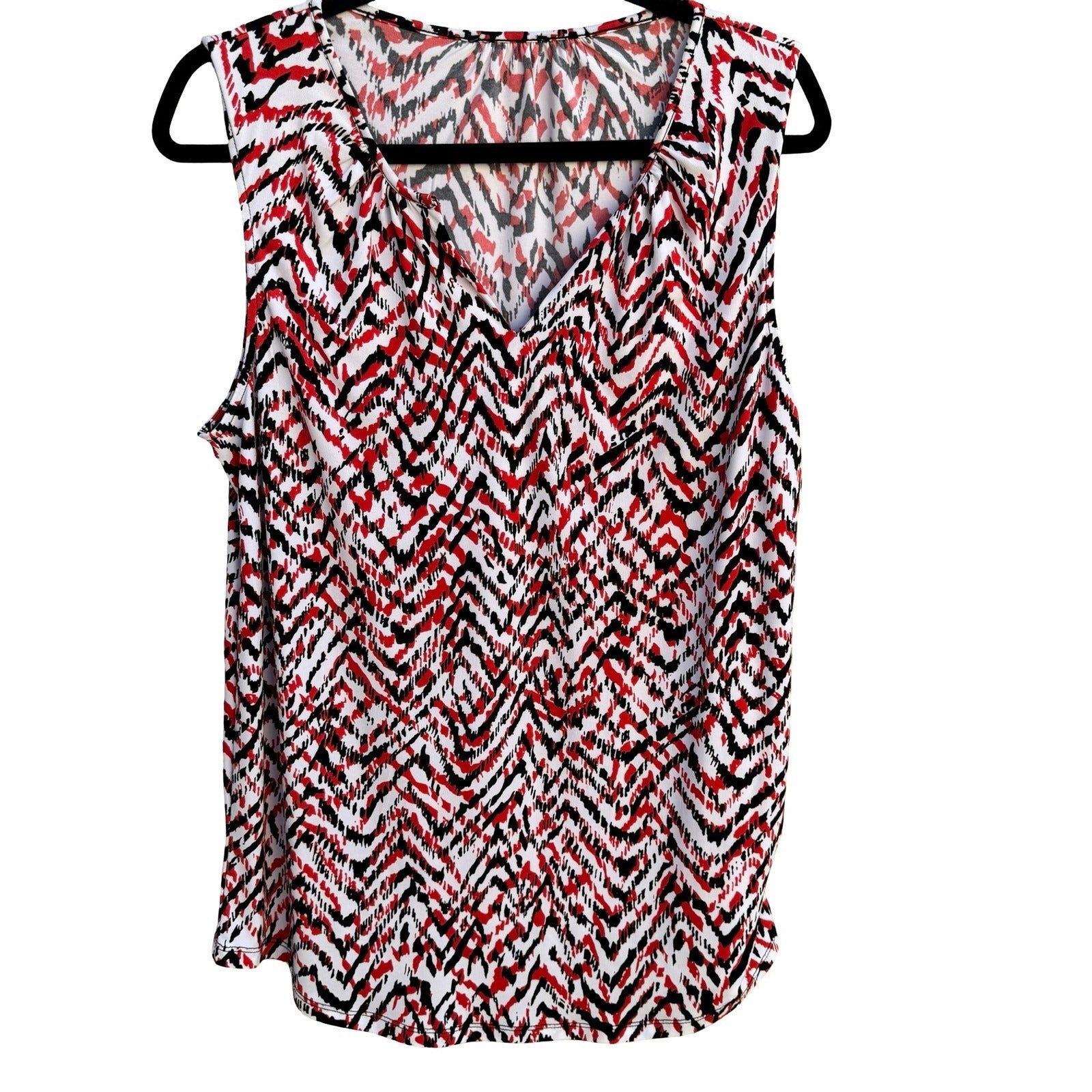 Jones New York Red Black White Chevron V-Neck Sleeveless Blouse Large JSMHA11530