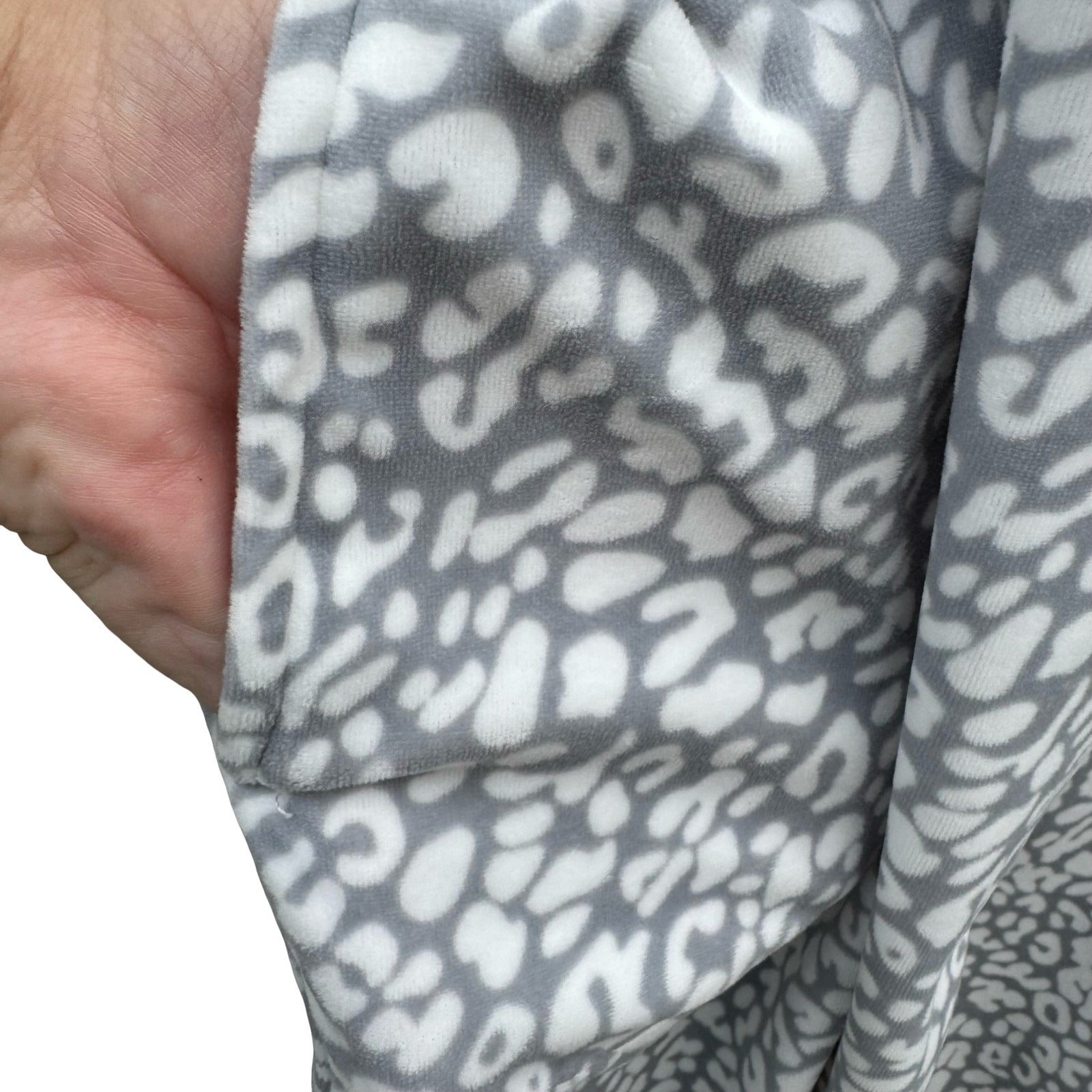 Noire Jasmine Rose Grey White Leopard Print Fleece Robe XL 727003 Shawl Collar