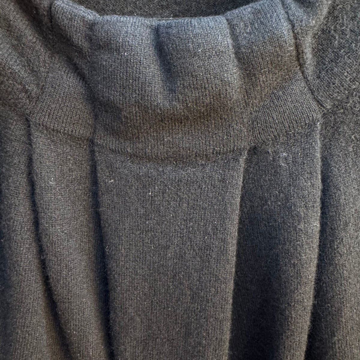TSE Cashmere Quiet Luxury Minimalist Pleated Mock Neck Knit Sweater Black M