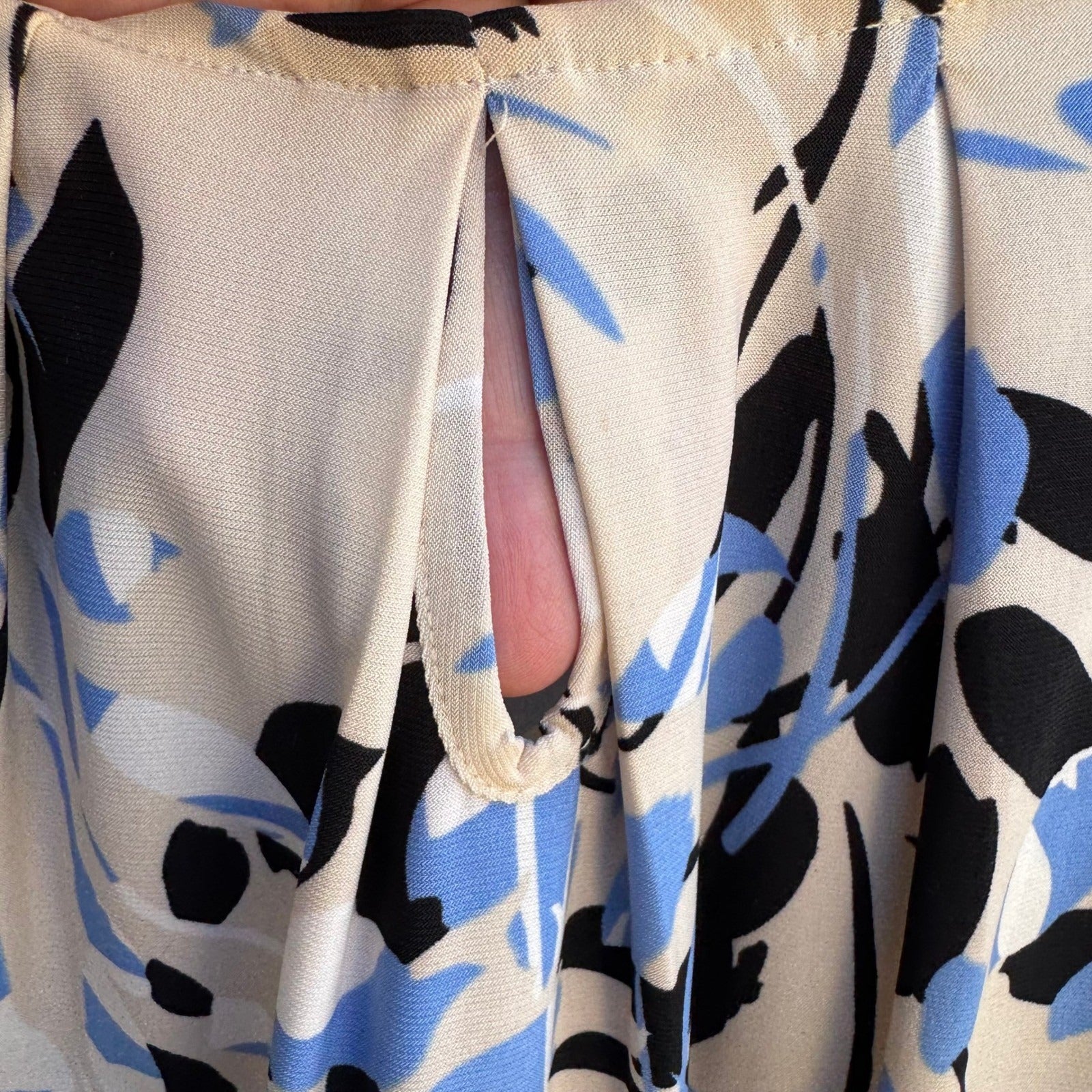 Kasper Professional Abstract Floral Leaf Print Pleated Keyhole Sleeveless Blouse