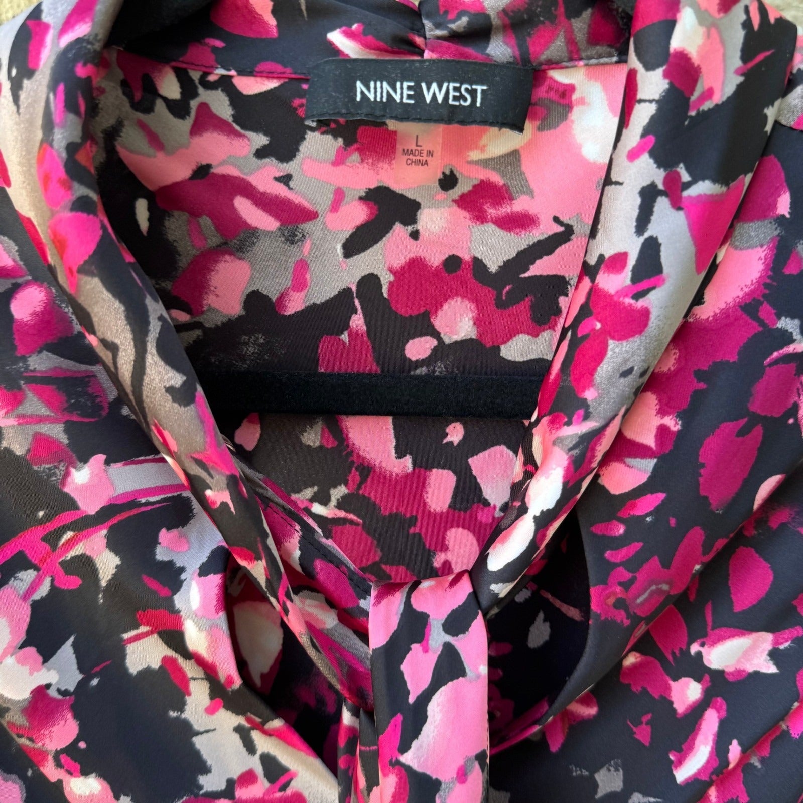 Nine West Professional Abstract Dark Floral Tie Neck Sleeveless Blouse L NEW