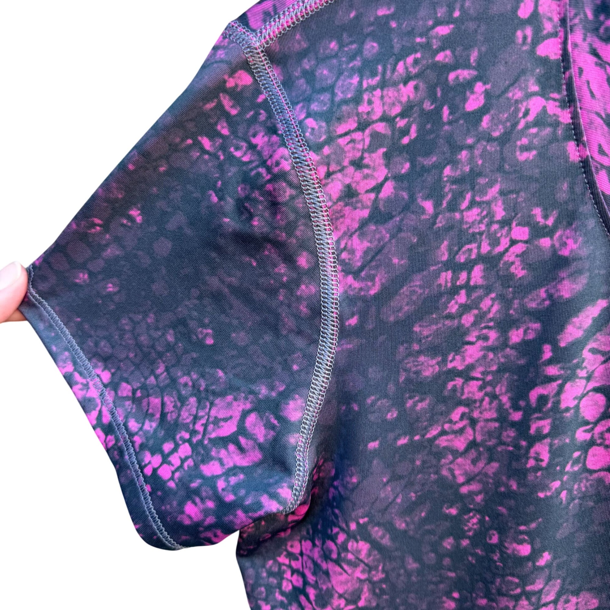 Under Armour Womens Sonic HeatGear Fitted Workout Athletic T-Shirt Pink Black S