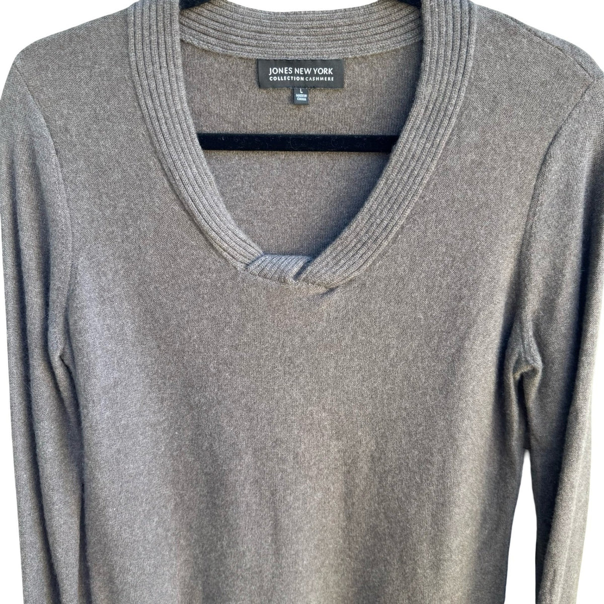 Jones New York Collection 100% Cashmere Minimalist Luxury V-Neck Knot Sweater L