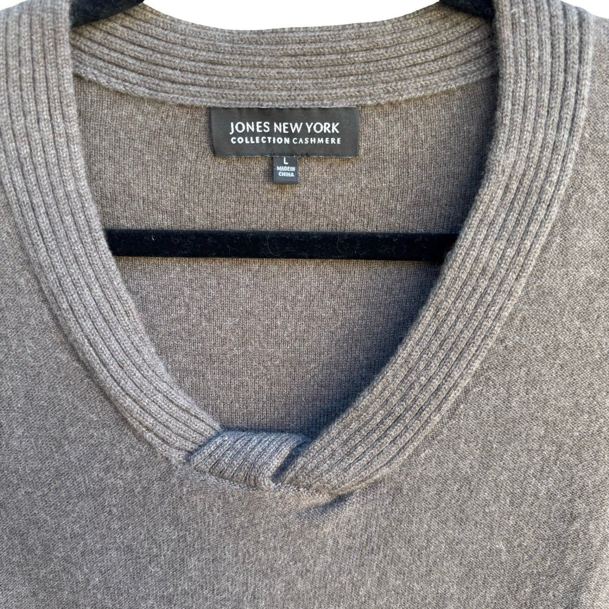 Jones New York Collection 100% Cashmere Minimalist Luxury V-Neck Knot Sweater L