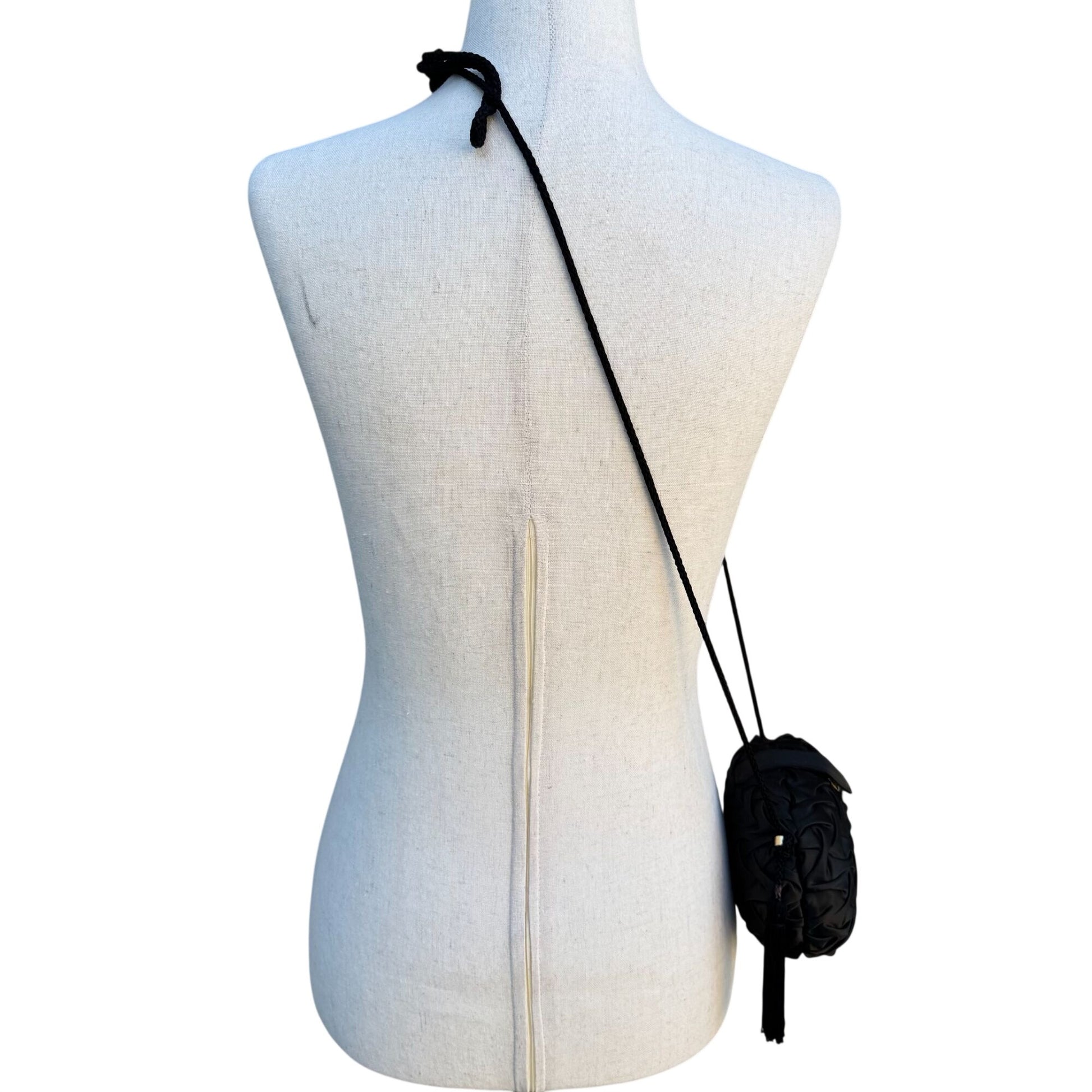 La Regale Handmade Black Woven Crossbody Clamshell Evening Bag Tassels Gold Snap