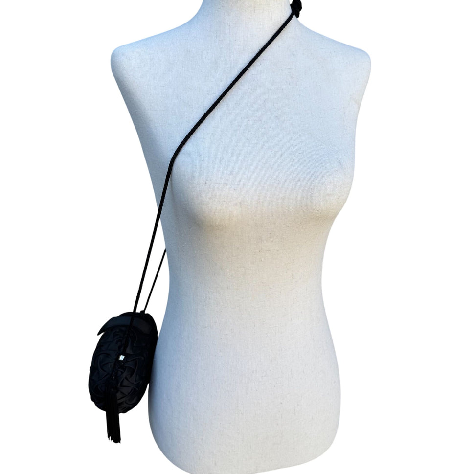 La Regale Handmade Black Woven Crossbody Clamshell Evening Bag Tassels Gold Snap