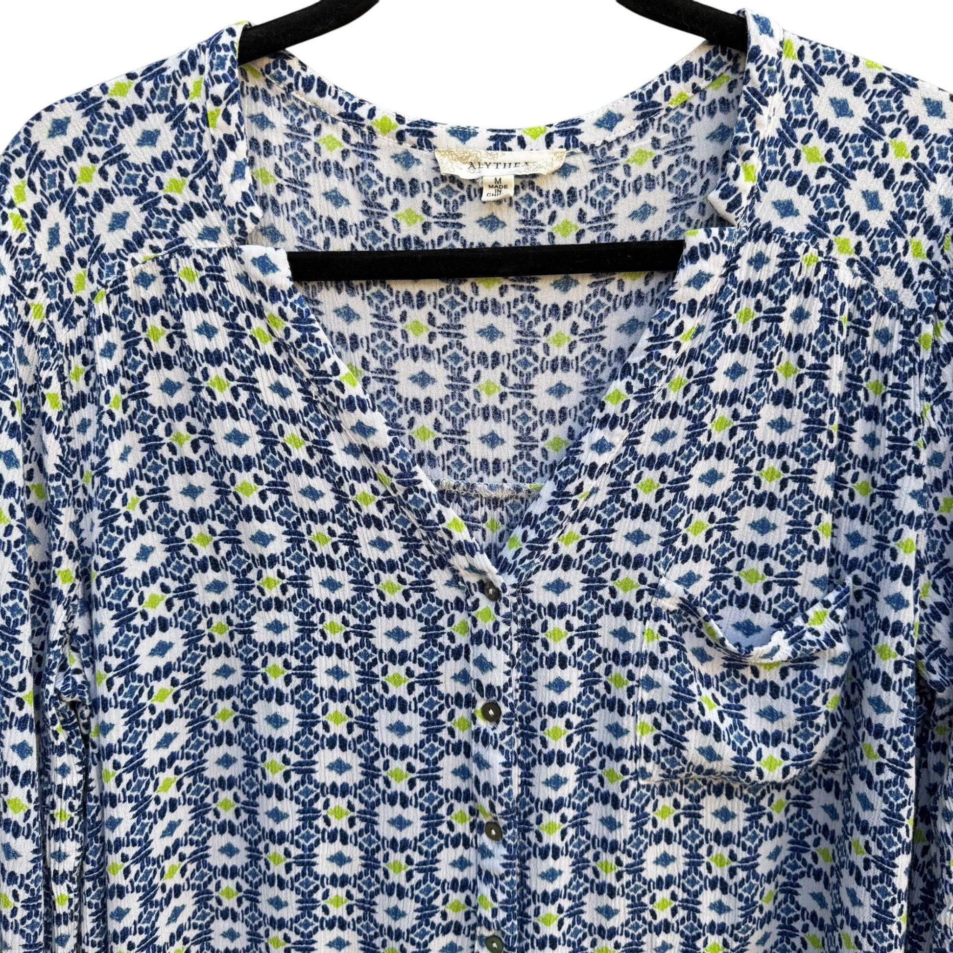 Alythea Womens Blue White Floral Print Rolled Sleeve & V-Neck Boho Blouse Top M