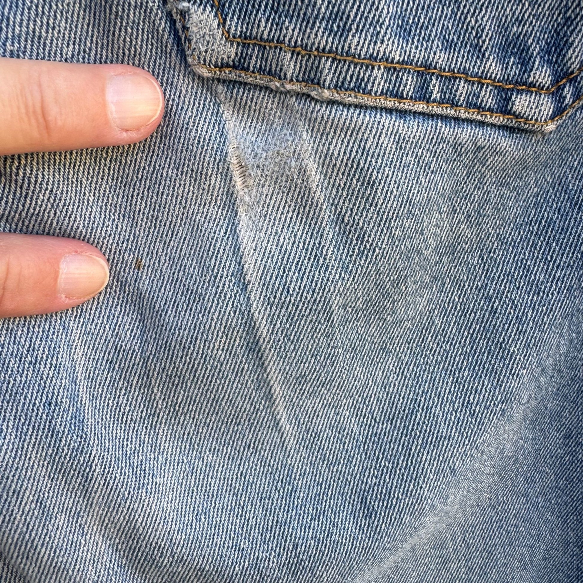 Freego Vintage 80s Womens High-Waisted Pleated Light Blue Worn Denim Jeans 28x31