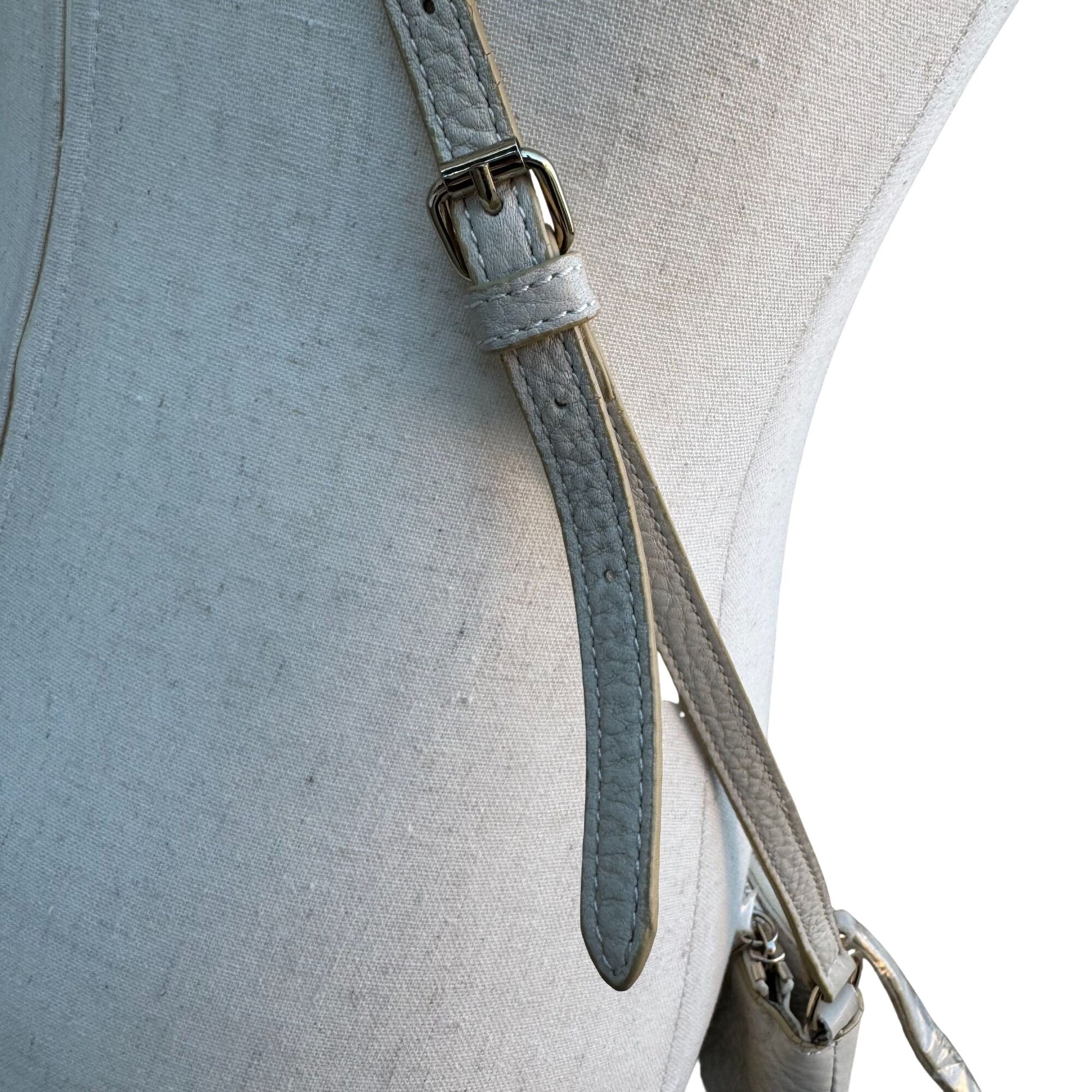 Isaac Mizrahi White Leather Crossbody Bag Gold Charm Tassel Accent Zip Top