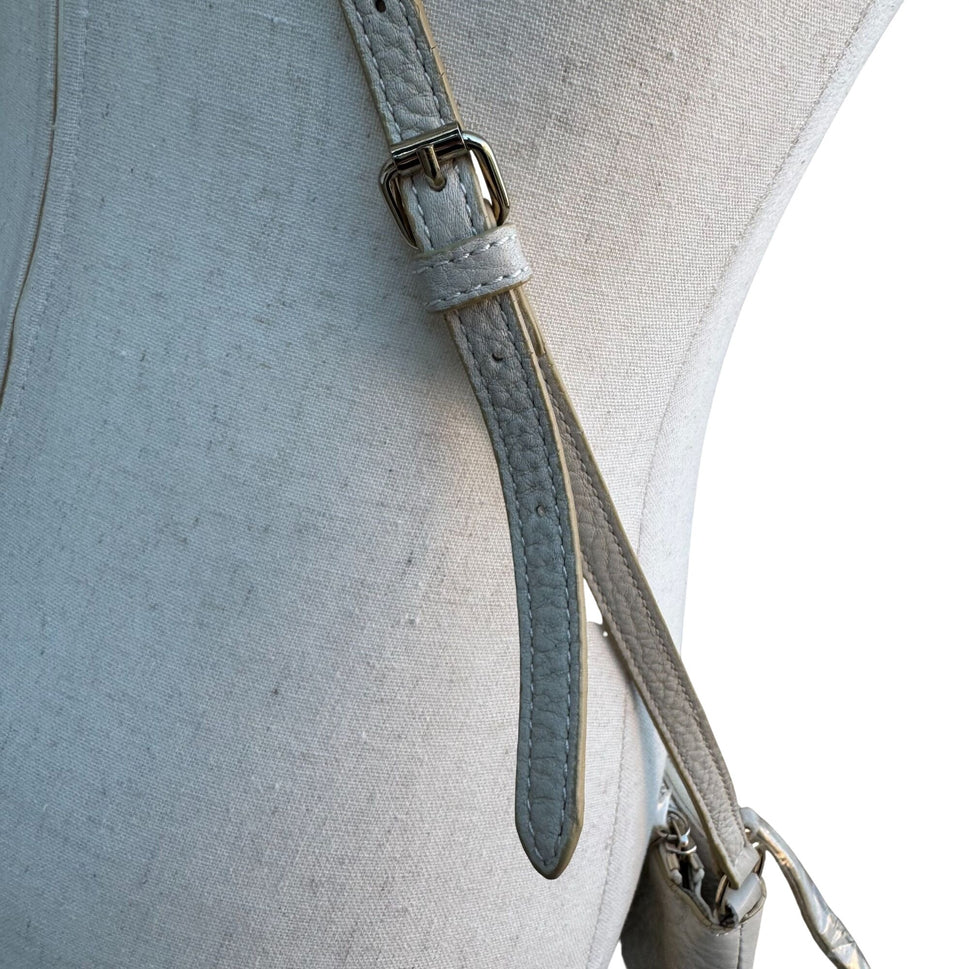 Isaac Mizrahi White Leather Crossbody Bag Gold Charm Tassel Accent Zip Top