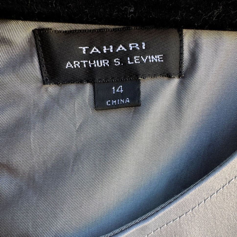Tahari Arthur S. Levine Gray Satin Bow Detail Cap Sleeve Pleat Front Dress 14