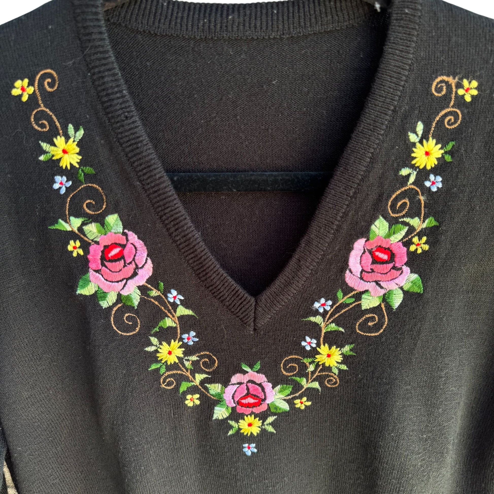 Vintage Womens Black Floral Embroidered Cottagecore V-Neck Long Sleeve Sweater L
