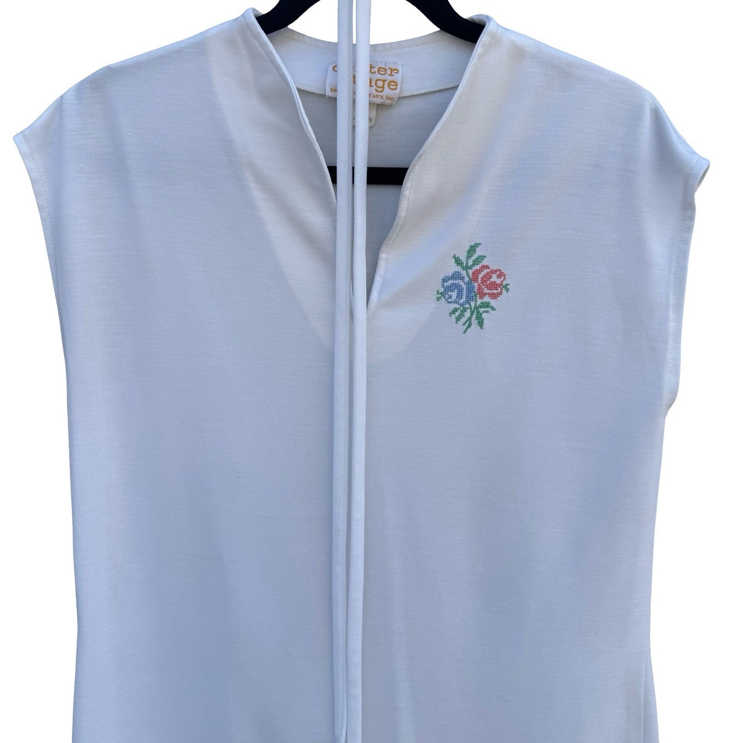 Center Stage Vintage 70s 80s White Floral Cross Stitch V-Neck Tie Top L Cottage