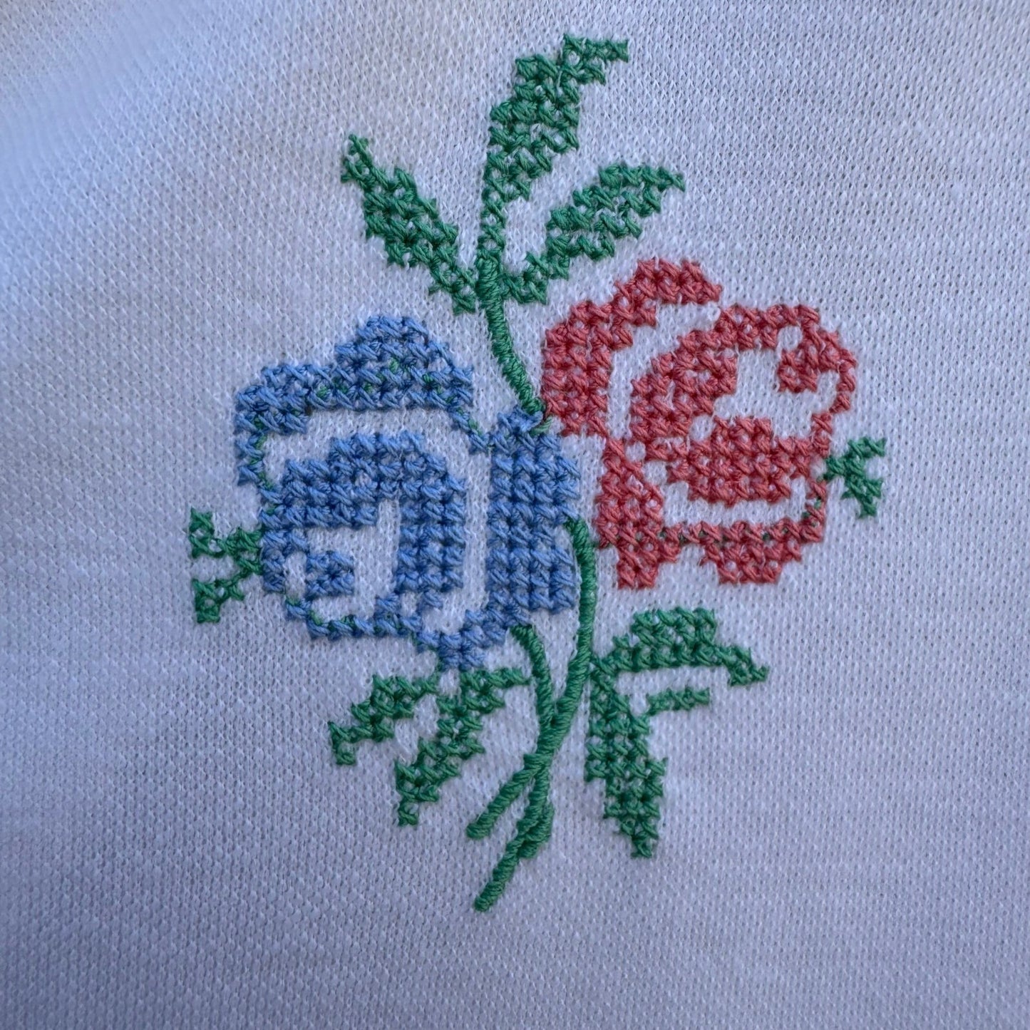 Center Stage Vintage 70s 80s White Floral Cross Stitch V-Neck Tie Top L Cottage