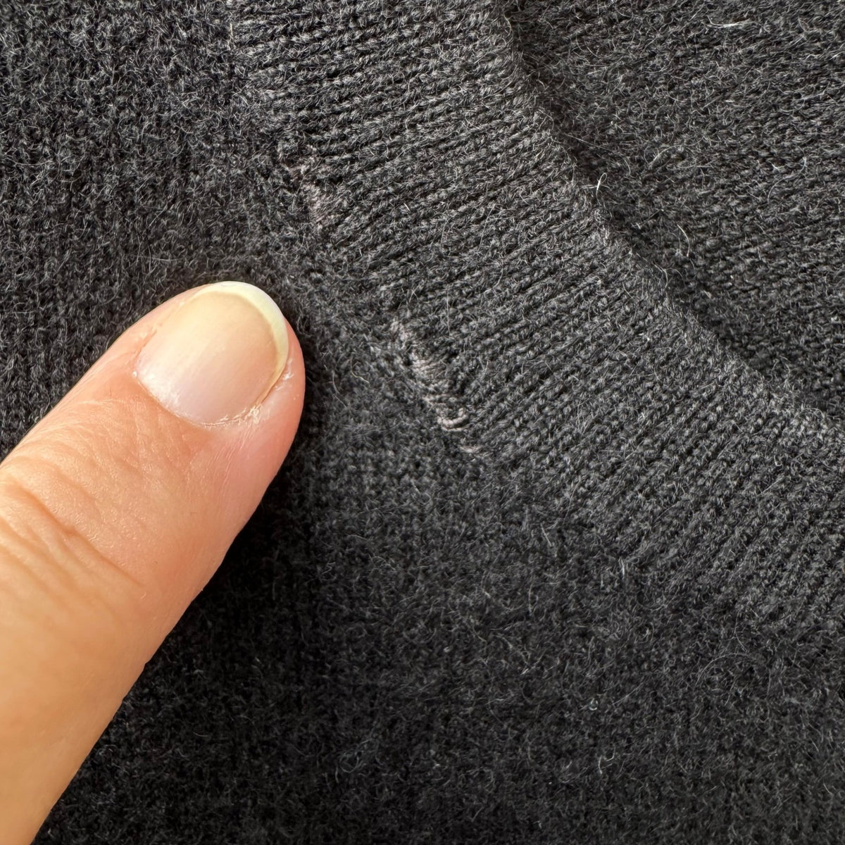Banana Republic Vintage 100% Cashmere Quiet Luxury Minimalist Sweater Black M