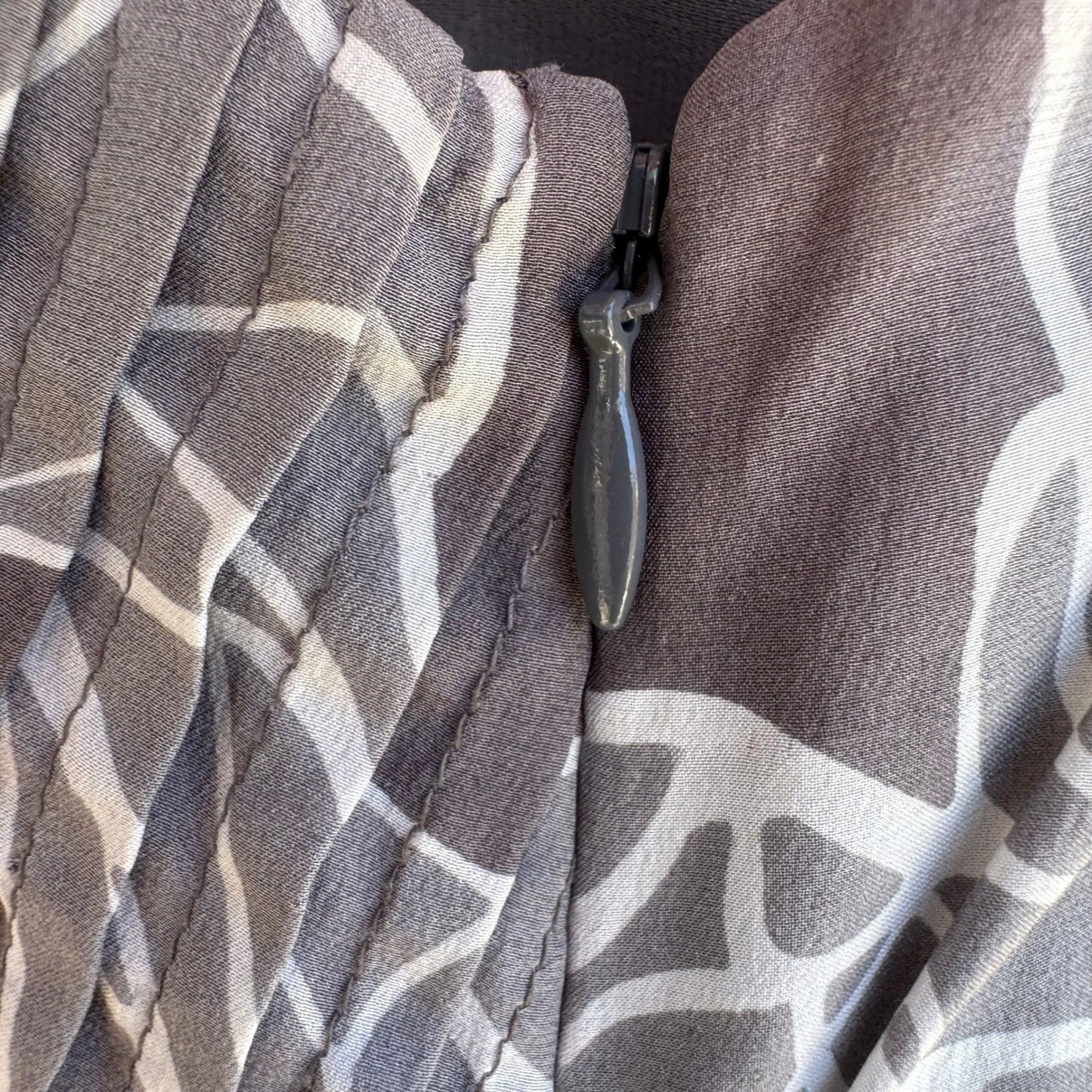 Banana Republic Gray Floral Silk V-Neck Empire Waist Blouse 10P Romantic Luxury