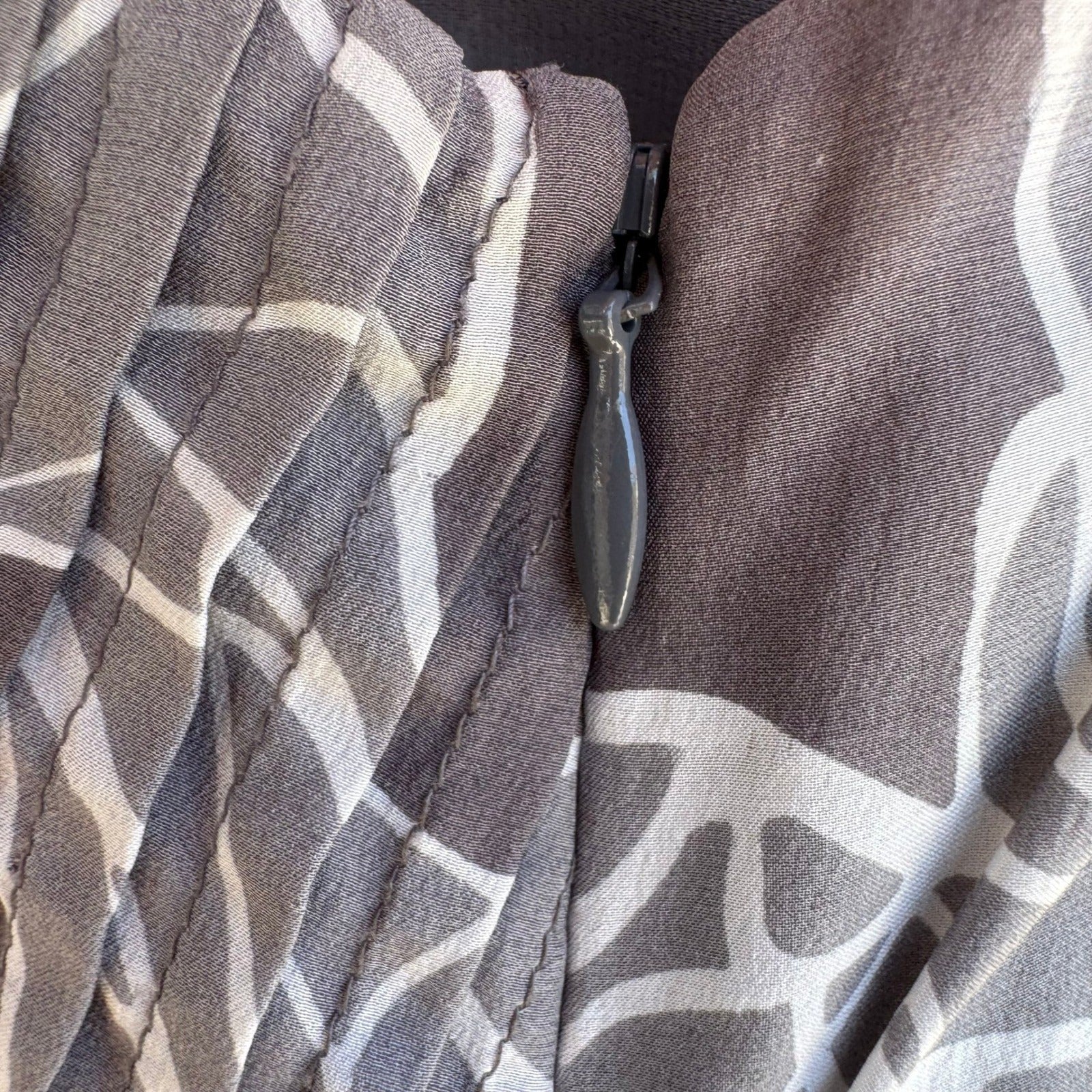 Banana Republic Gray Floral Silk V-Neck Empire Waist Blouse 10P Romantic Luxury