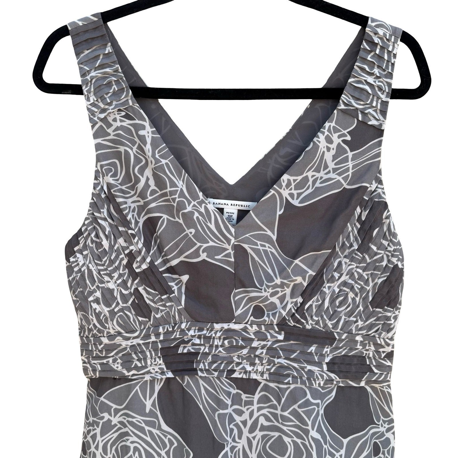 Banana Republic Gray Floral Silk V-Neck Empire Waist Blouse 10P Romantic Luxury