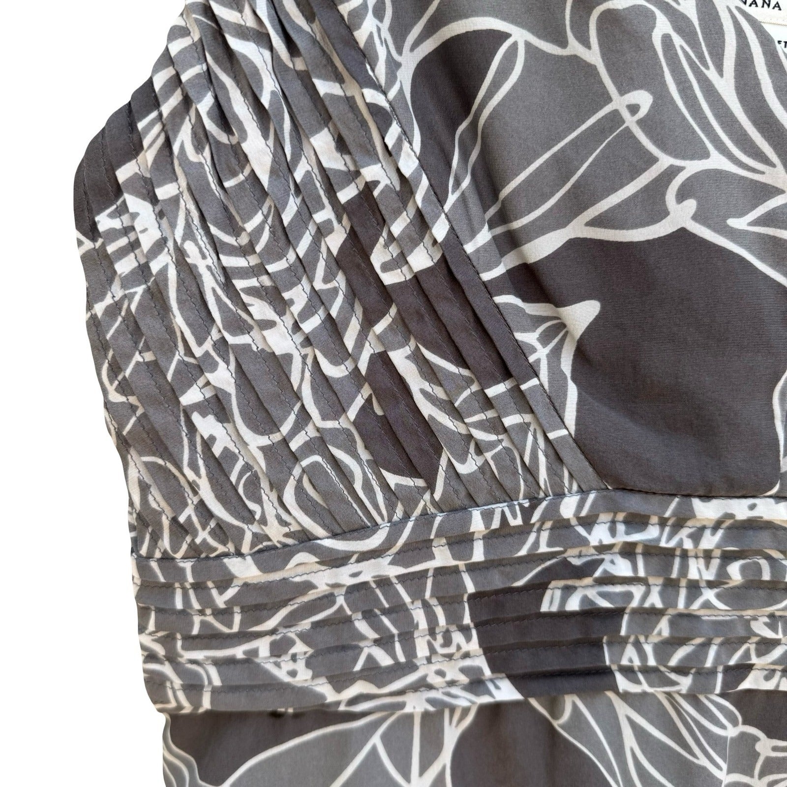 Banana Republic Gray Floral Silk V-Neck Empire Waist Blouse 10P Romantic Luxury