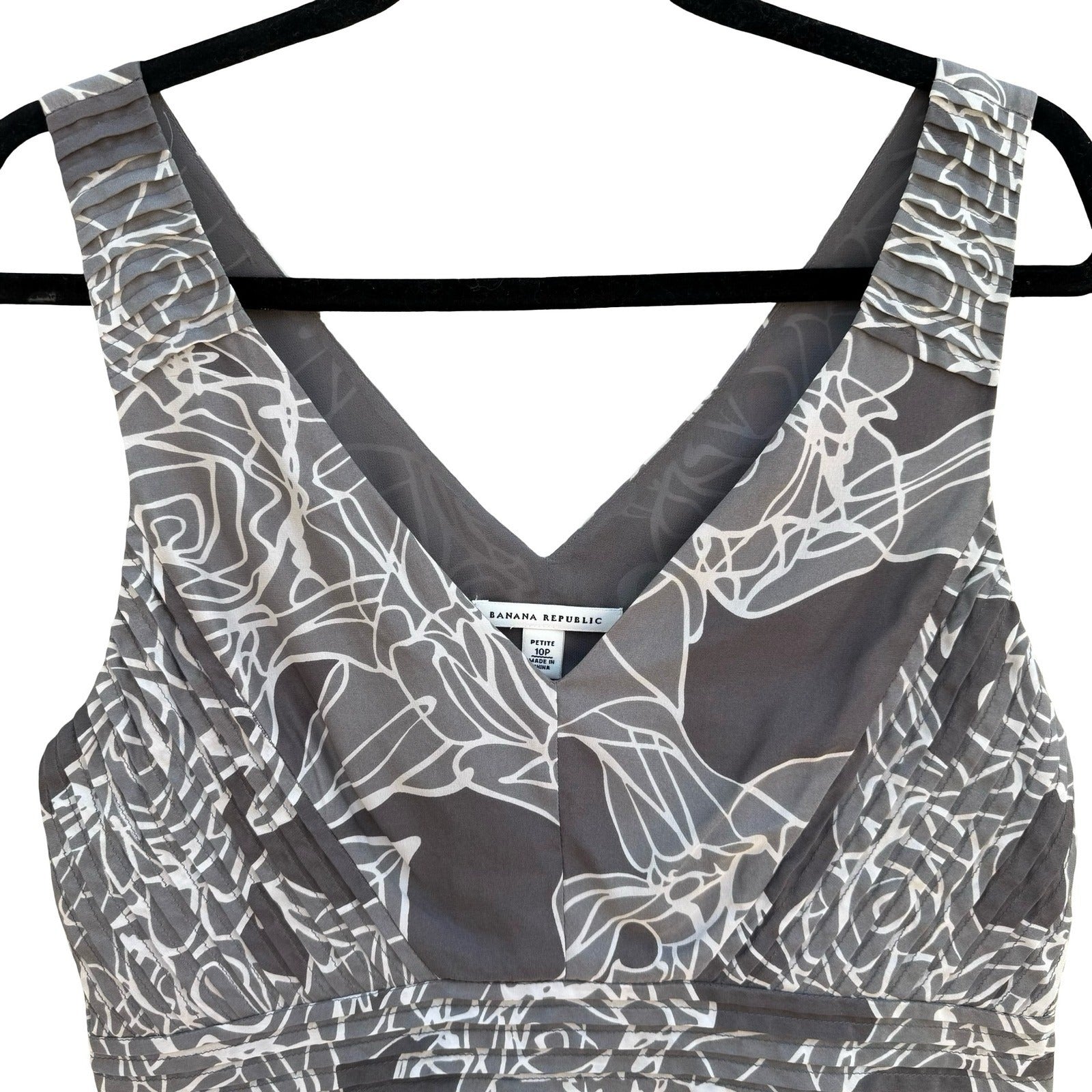 Banana Republic Gray Floral Silk V-Neck Empire Waist Blouse 10P Romantic Luxury