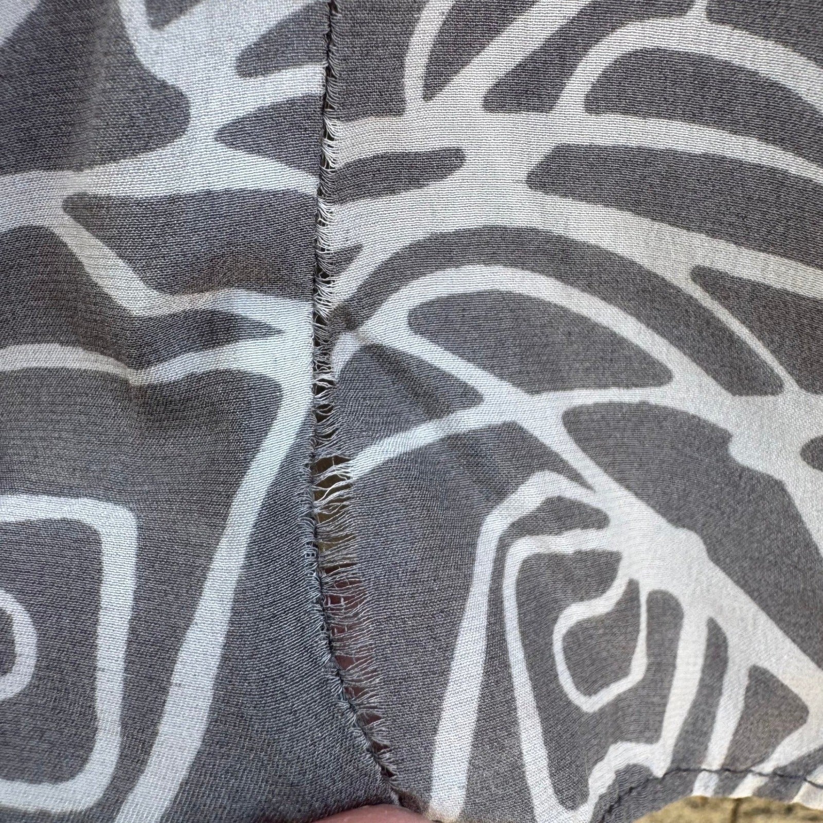 Banana Republic Gray Floral Silk V-Neck Empire Waist Blouse 10P Romantic Luxury