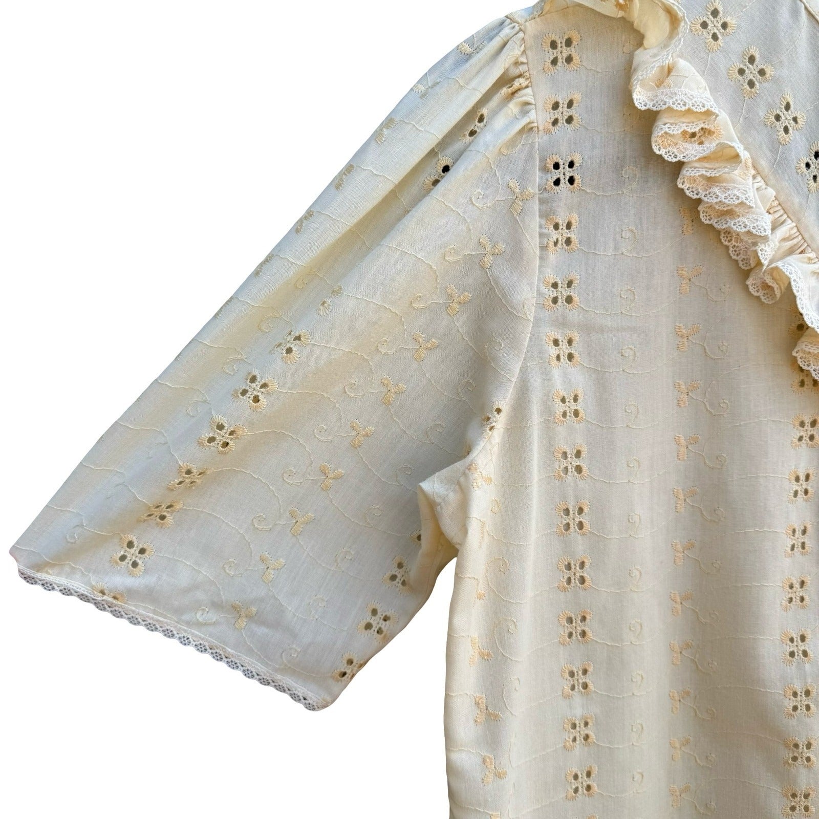 Shapely Vintage 70s 80s Cottagecore Eyelet Ruffle Bib Blouse Puff Sleeve Cream L