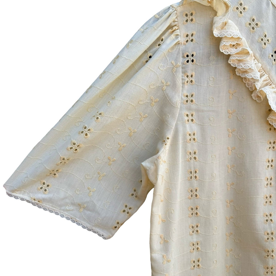 Shapely Vintage 70s 80s Cottagecore Eyelet Ruffle Bib Blouse Puff Sleeve Cream L