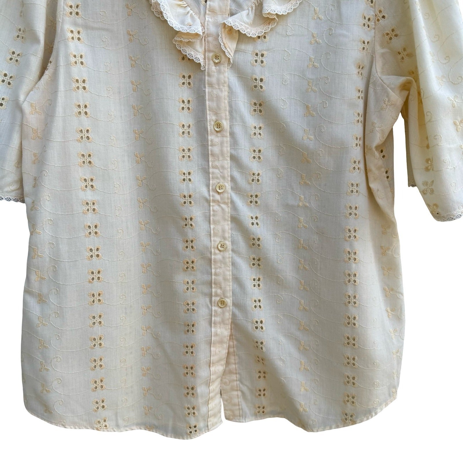 Shapely Vintage 70s 80s Cottagecore Eyelet Ruffle Bib Blouse Puff Sleeve Cream L