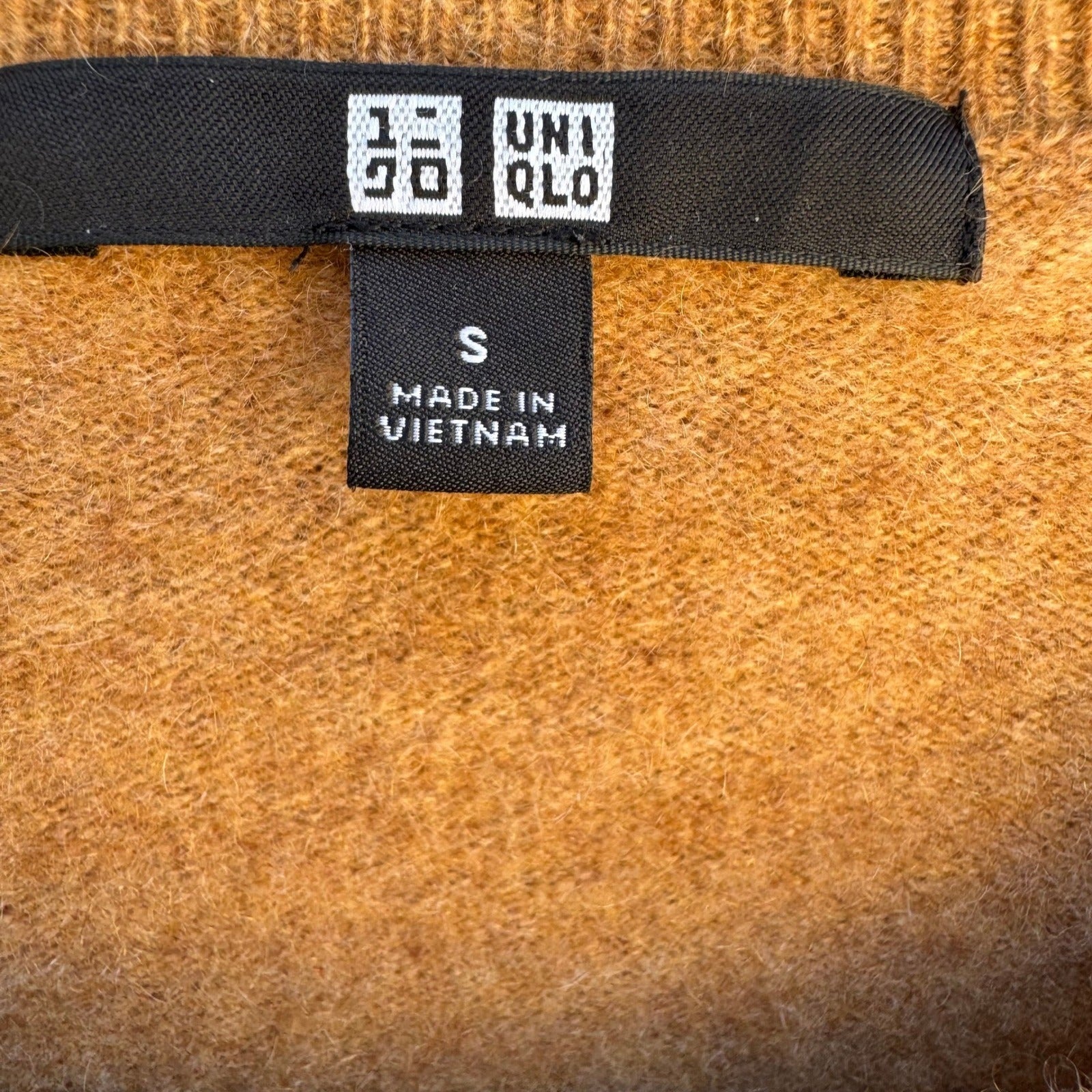 Uniqlo 100% Cashmere Crewneck Sweater Minimalist Quiet Luxury Preppy Tan Mens S