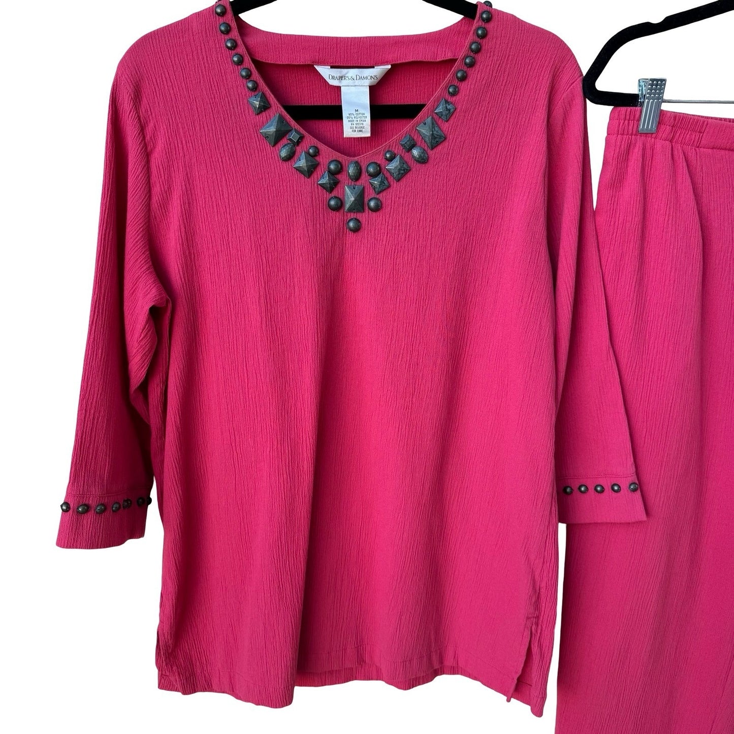 Drapers & Damons Womens M Pink Crinkle 2 Piece Set Studded V-Neck Top & Pants