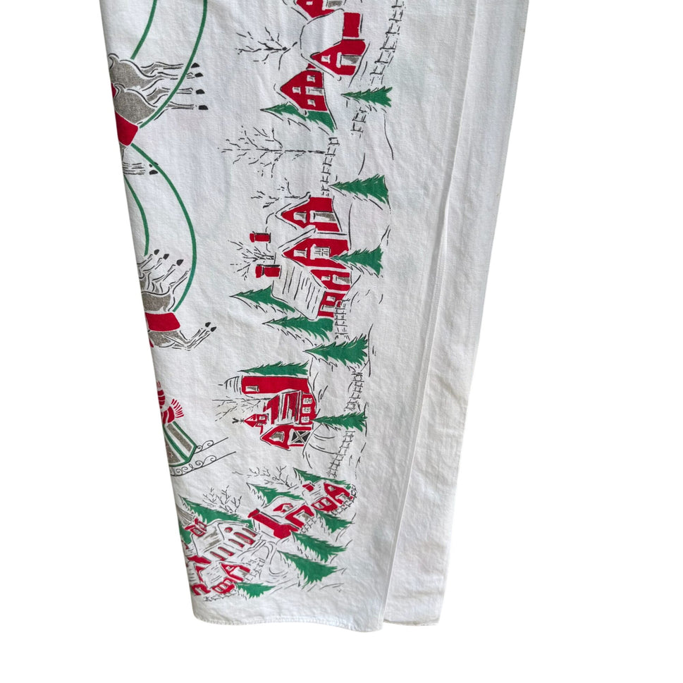 Vintage Christmas Holiday Santa Sleigh Tree Print Festive Red Green Tablecloths