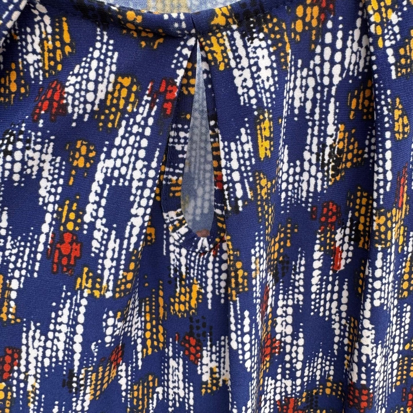 Kasper Blue Abstract Geometric Print Sleeveless Pleated Keyhole Top Mod Layering