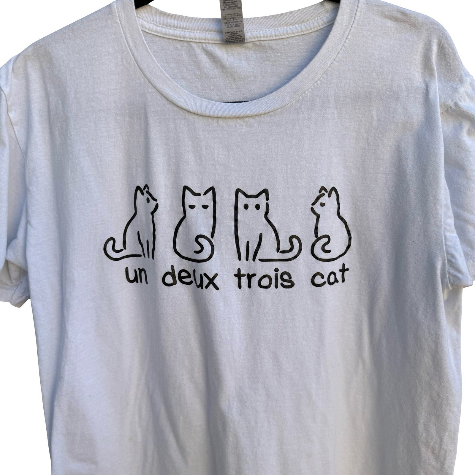 Gildan Un Deux Trois Cat Lover Graphic Whimsical Shirt White Cotton French Pun L