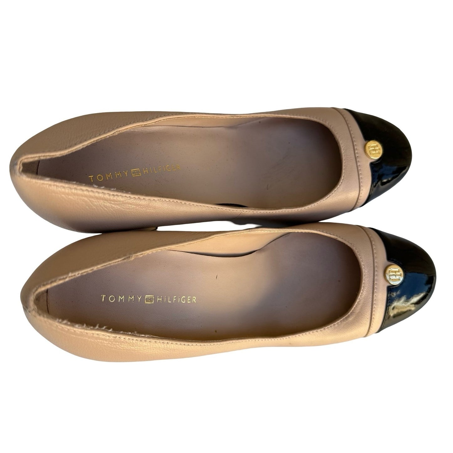 Tommy Hilfiger Womens Beige Black Cap Toe Block Heel Pumps Sze 7M Logo Medallion