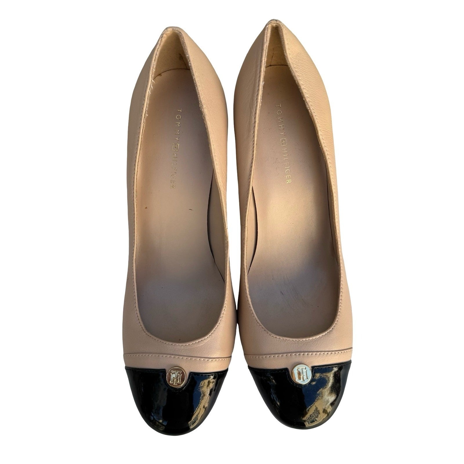 Tommy Hilfiger Womens Beige Black Cap Toe Block Heel Pumps Sze 7M Logo Medallion
