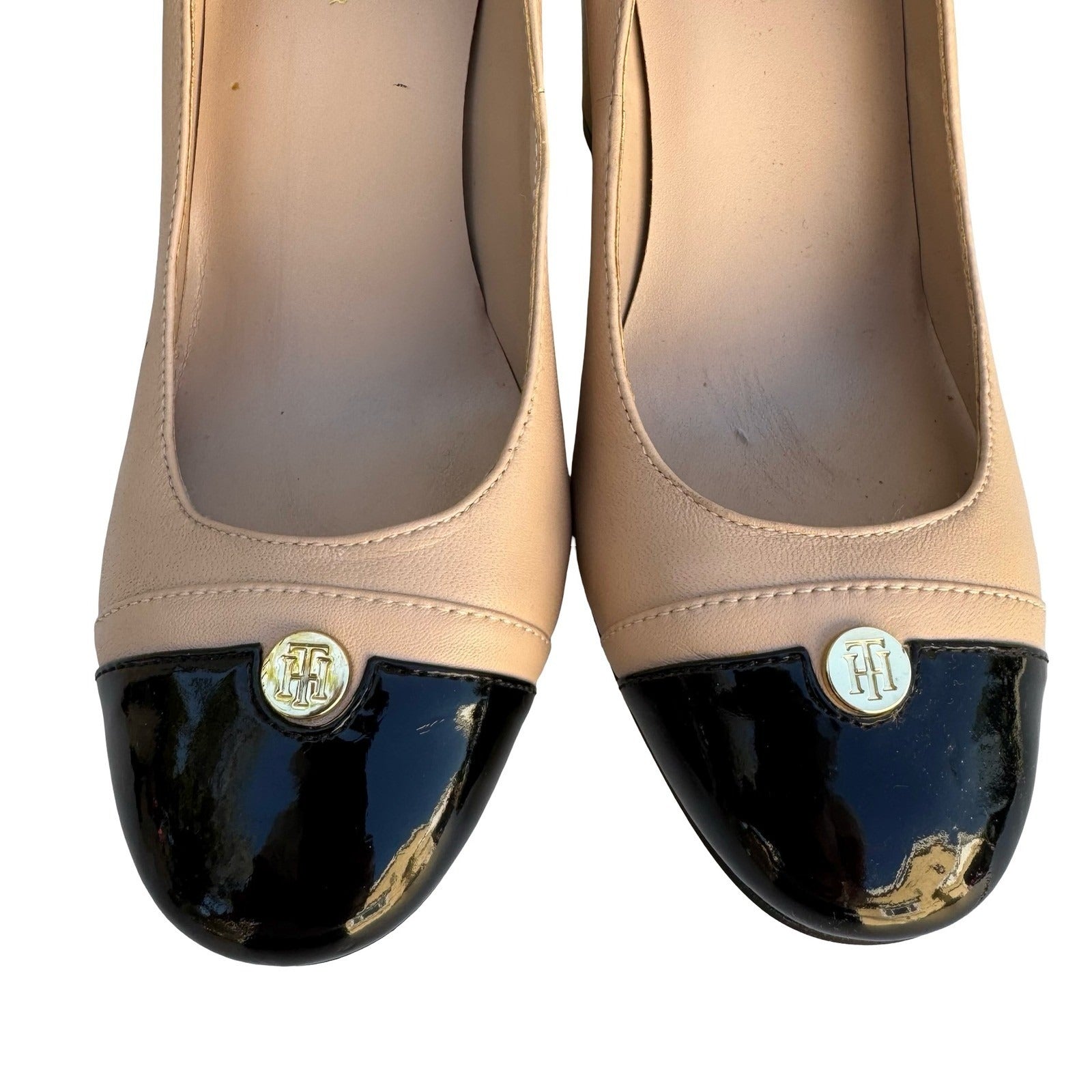 Tommy Hilfiger Womens Beige Black Cap Toe Block Heel Pumps Sze 7M Logo Medallion
