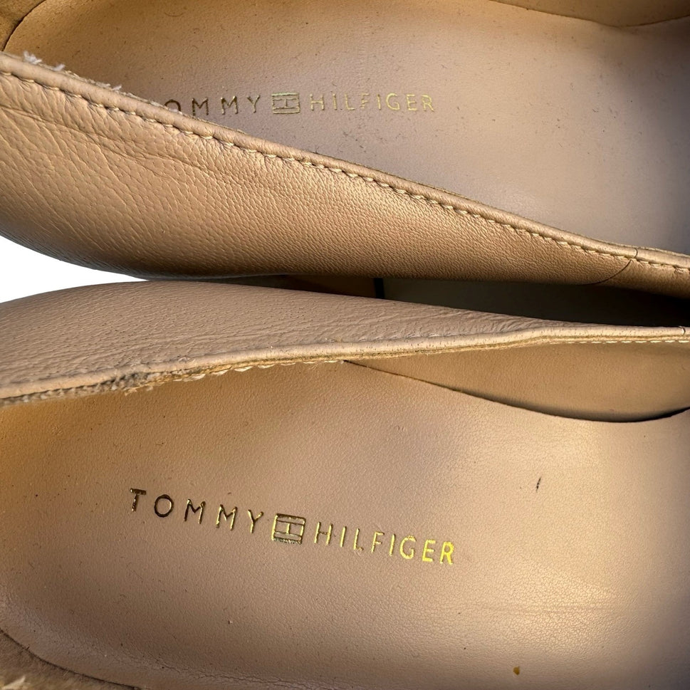 Tommy Hilfiger Womens Beige Black Cap Toe Block Heel Pumps Sze 7M Logo Medallion