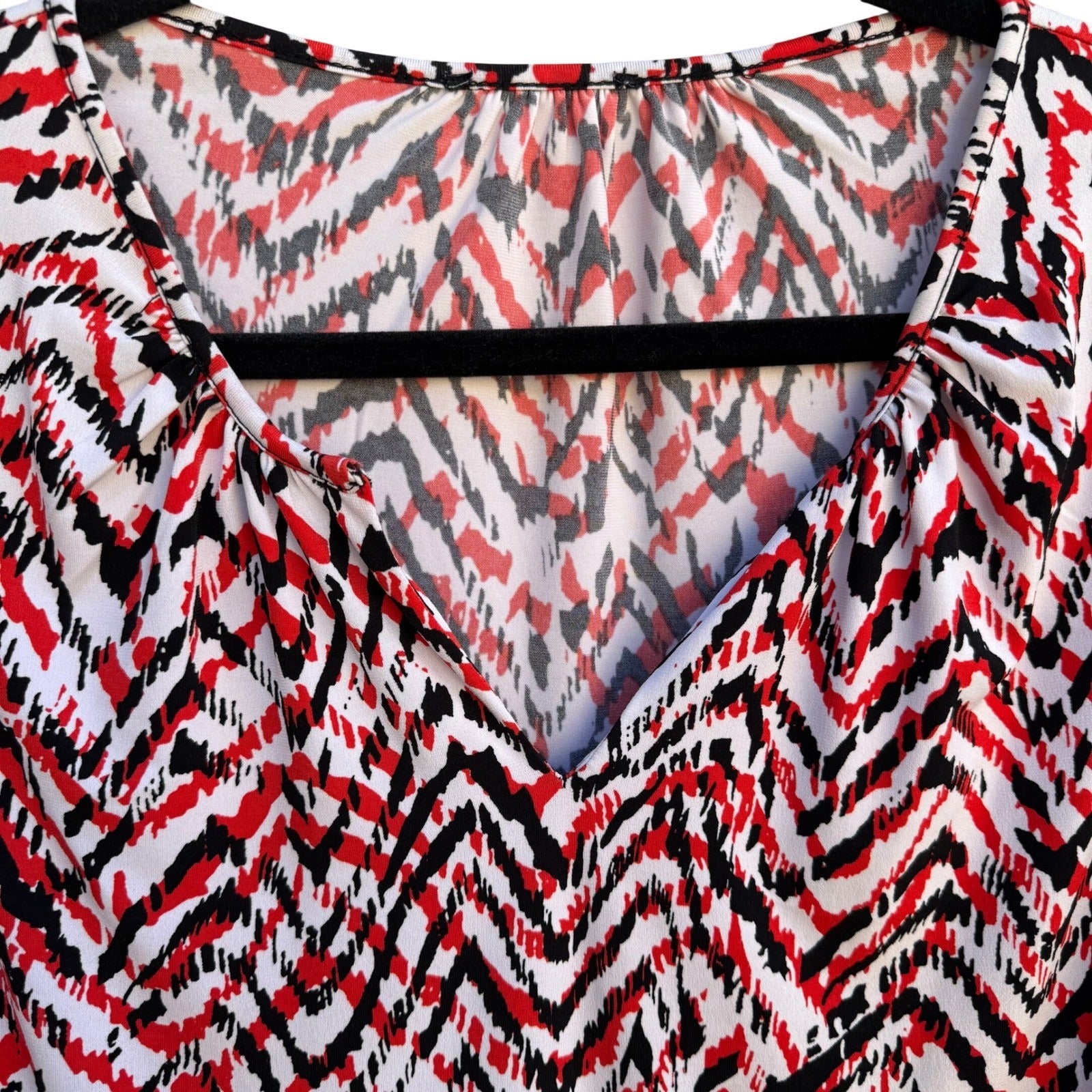 Jones New York Red Black White Chevron V-Neck Sleeveless Blouse Large JSMHA11530