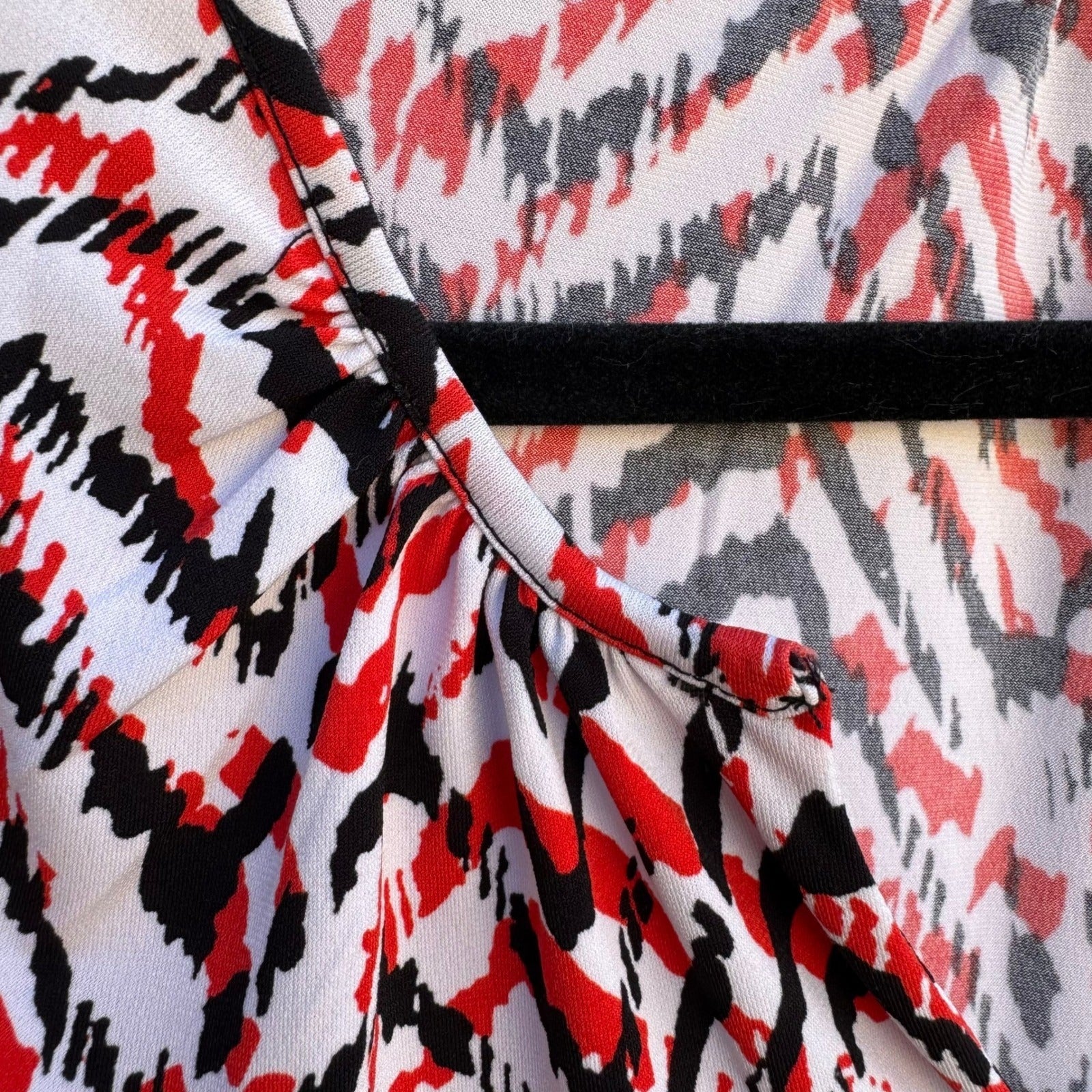 Jones New York Red Black White Chevron V-Neck Sleeveless Blouse Large JSMHA11530
