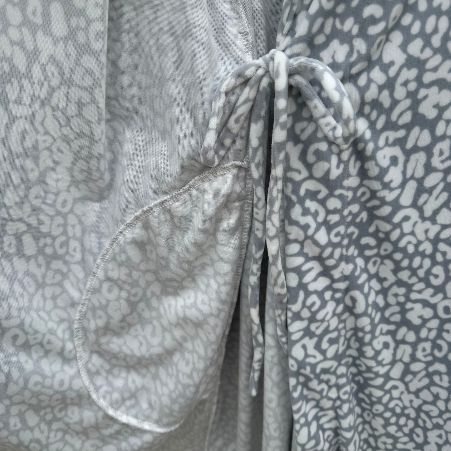 Noire Jasmine Rose Grey White Leopard Print Fleece Robe XL 727003 Shawl Collar