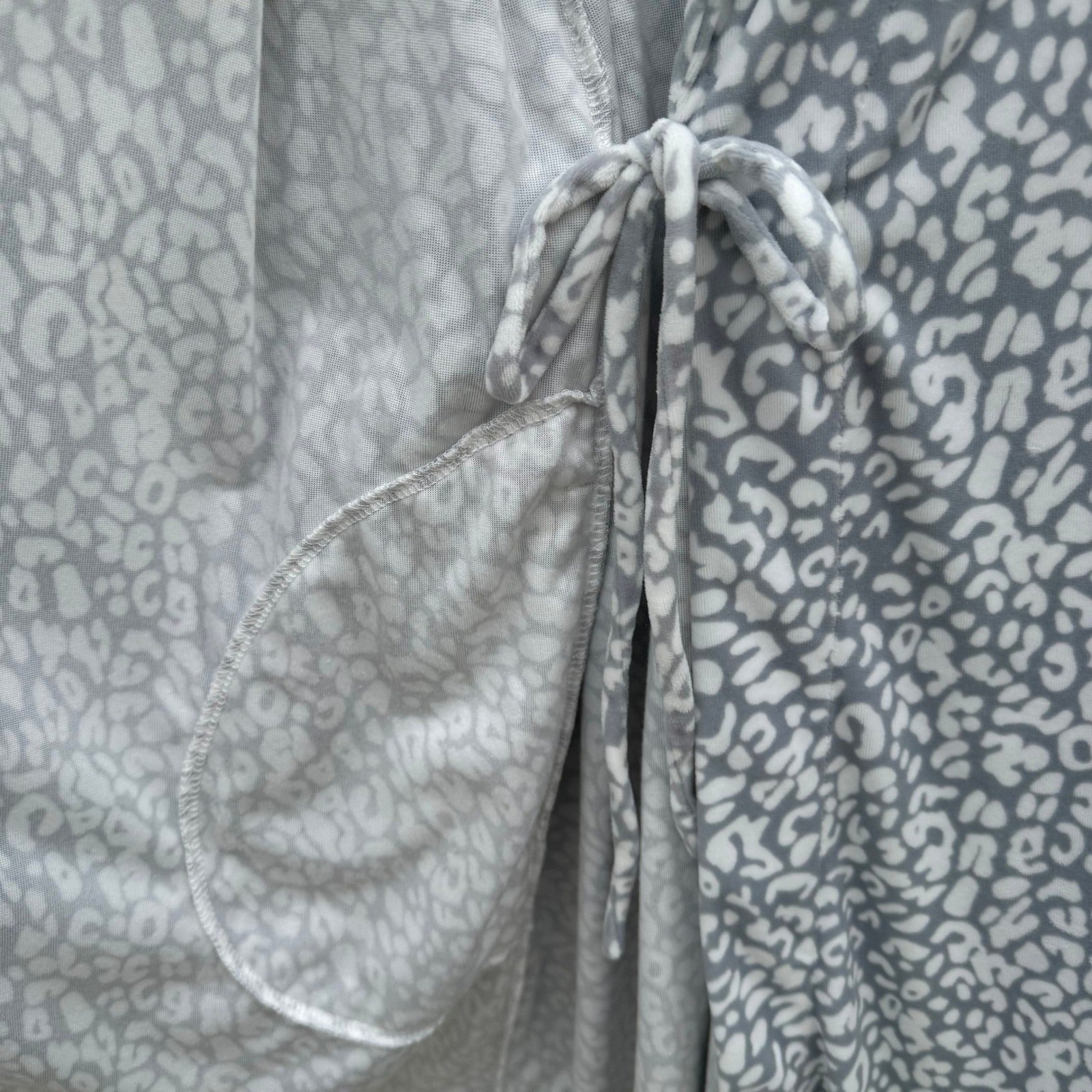 Noire Jasmine Rose Grey White Leopard Print Fleece Robe XL 727003 Shawl Collar