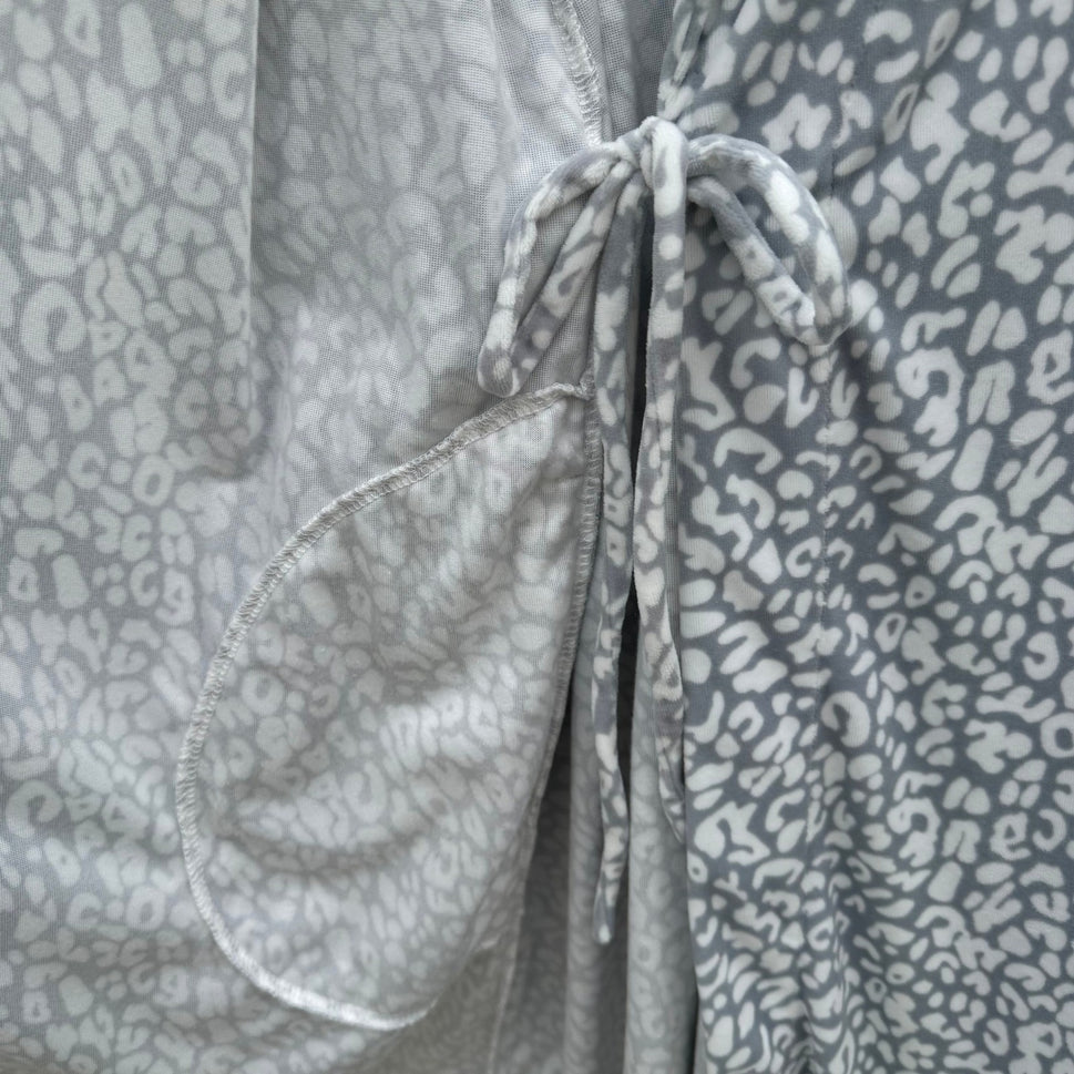 Noire Jasmine Rose Grey White Leopard Print Fleece Robe XL 727003 Shawl Collar