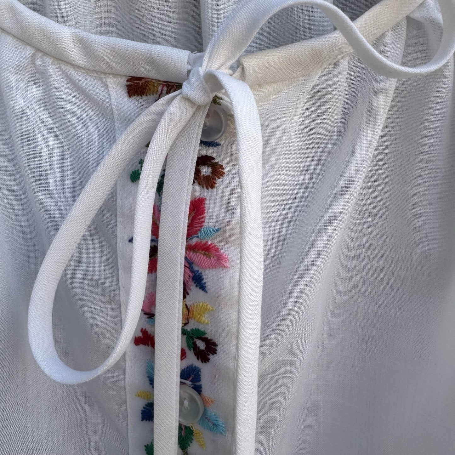 Na-Ma California Vintage 70s White Floral Embroidered Peasant Blouse Puff Sleeve