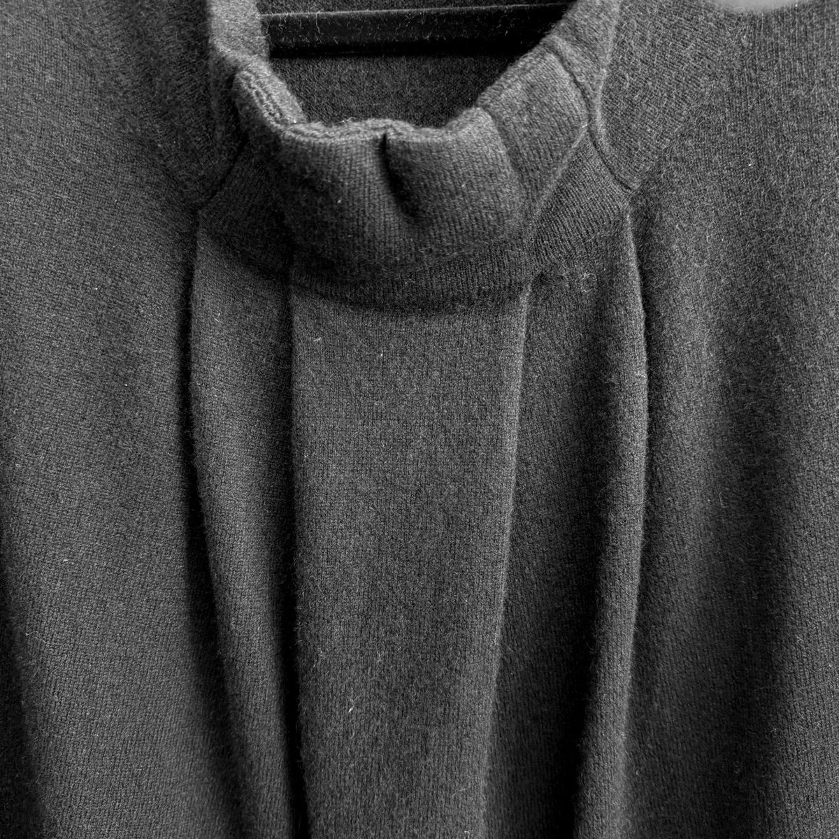 TSE Cashmere Quiet Luxury Minimalist Pleated Mock Neck Knit Sweater Black M